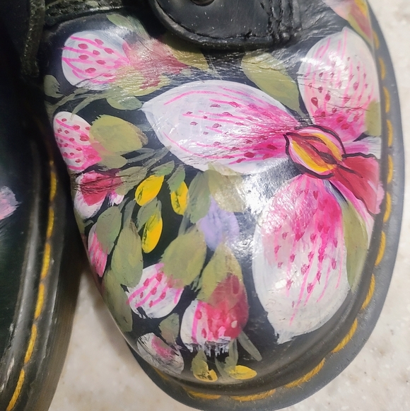 Dr. Martens "hand painted in France" 1460 Vonda II Women's ankle boot! (W-10) - Picture 13 of 14